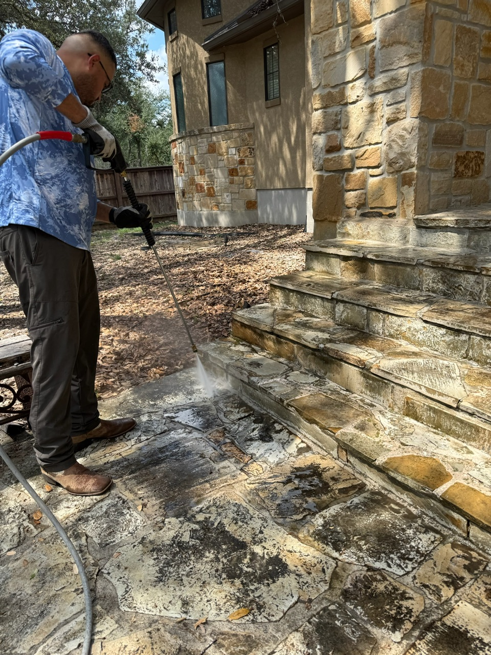 Residential pressure washing services San Antonio - driveway and sidewalk cleaning